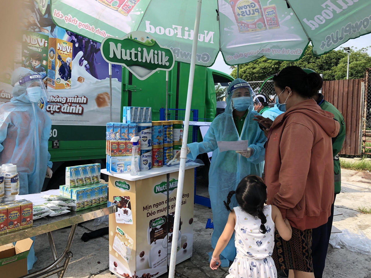 Nutifood dành hơn 20 tỷ đồng cho chương trình "Mua sữa giảm sâu – giao hàng tận nơi"