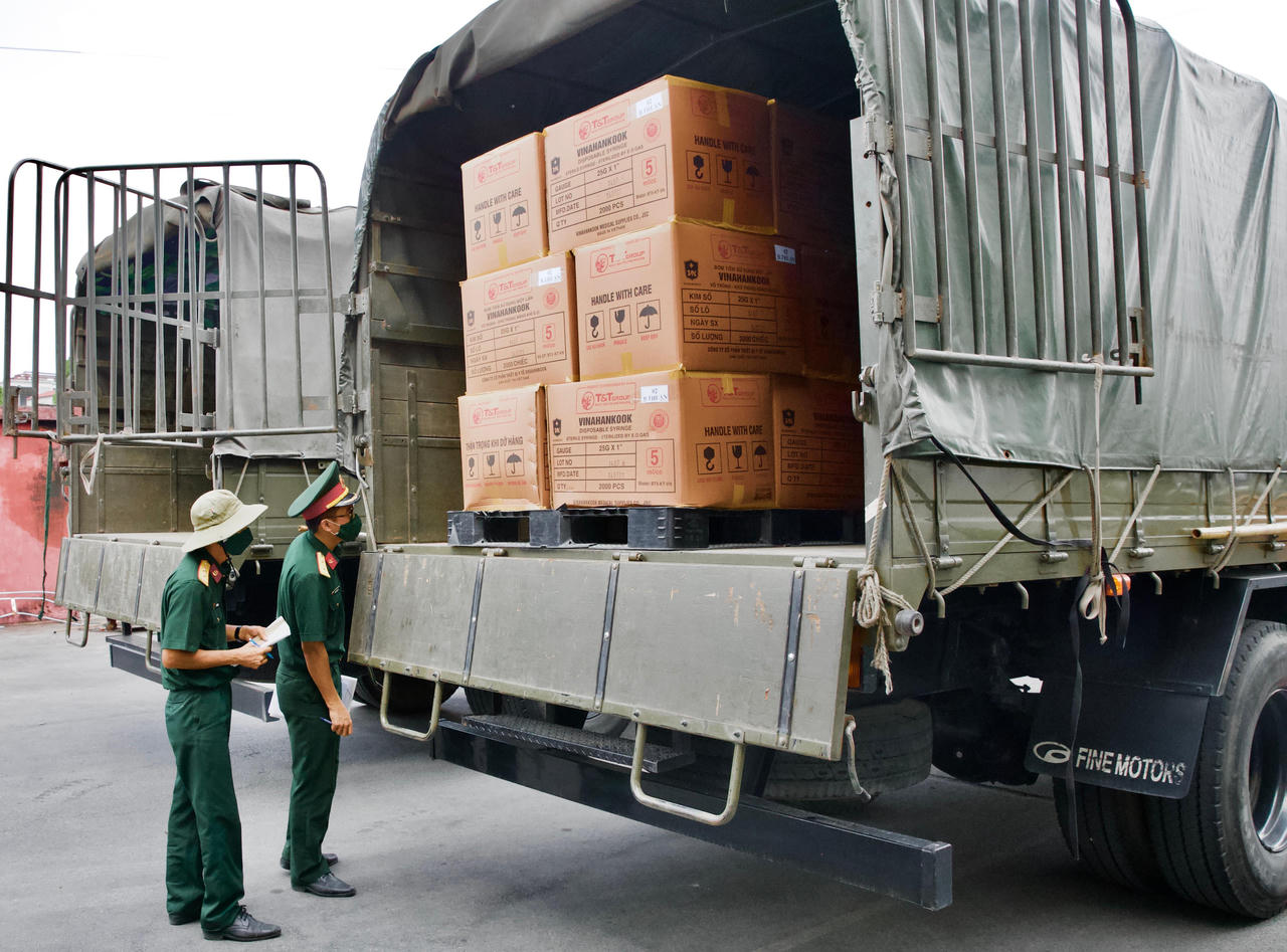 Tập đoàn T&T Group bàn giao 8,5 triệu bộ kim tiêm cho Bộ Y tế phục vụ tiêm chủng phòng dịch COVID-19