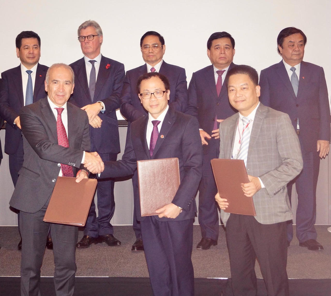 Standard Chartered cam kết "bơm" 6 tỷ USD cho các dự án của T&T Group