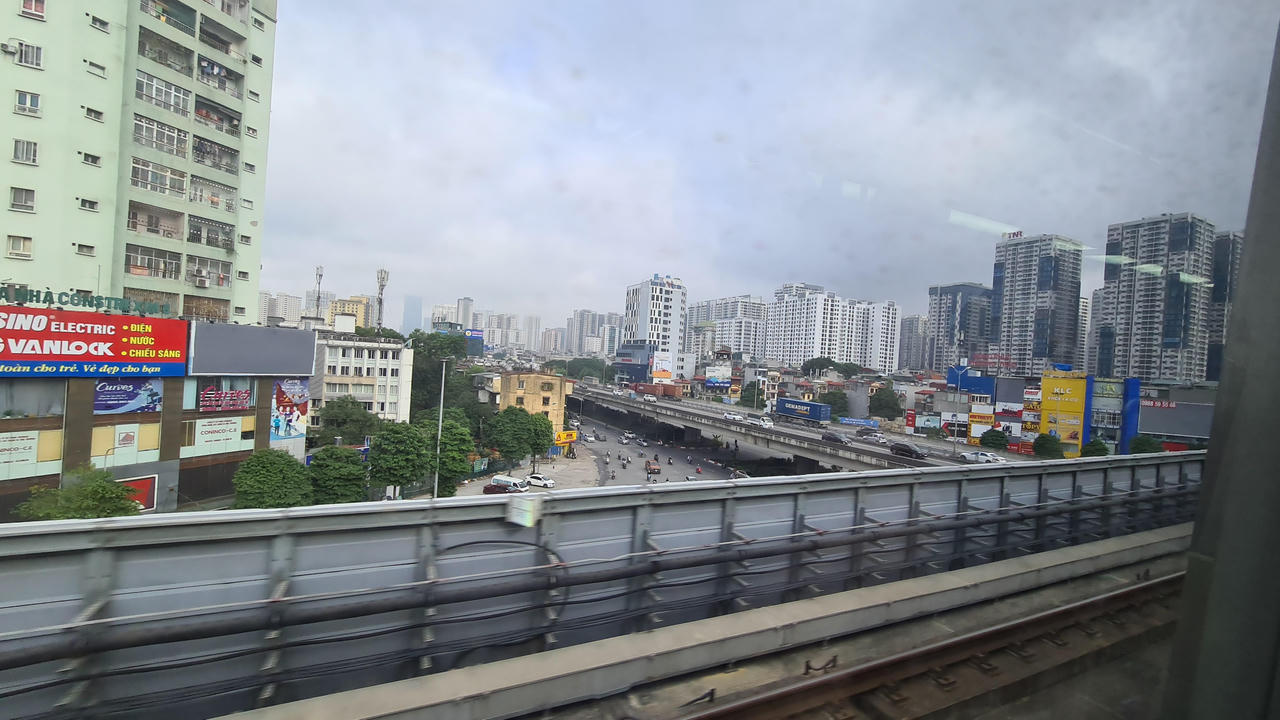 Miễn phí ngắm phố trên cao, metro Cát Linh - Hà Đông đang "hút" khách