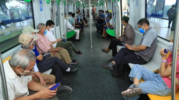 Miễn phí ngắm phố trên cao, metro Cát Linh - Hà Đông đang "hút" khách