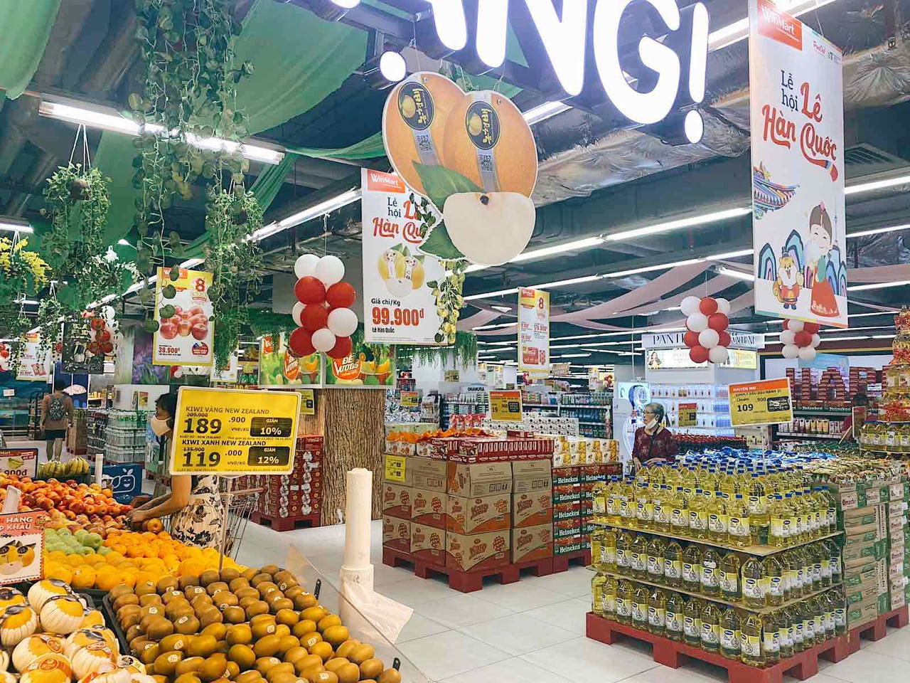 Cuối năm sức mua khởi sắc, nhà bán lẻ ồ ạt 'tung' khuyến mại