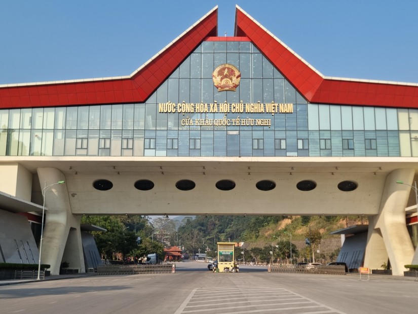 Lạng Sơn: Trung Quốc dỡ bỏ biện pháp nghiêm ngặt chống COVID-19, cửa khẩu Hữu Nghị dần nhộn nhịp