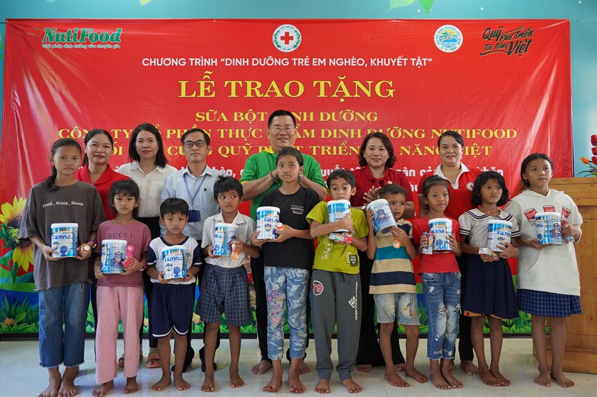 Nutifood trao hàng nghìn phần quà cho gia đình chính sách và trẻ em nghèo