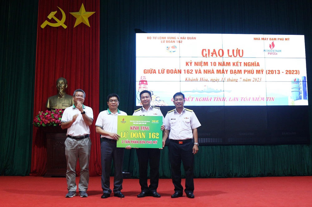 Kỷ niệm 10 năm kết nghĩa đoàn kết quân, dân giữa Nhà máy Đạm Phú Mỹ và Lữ đoàn 162