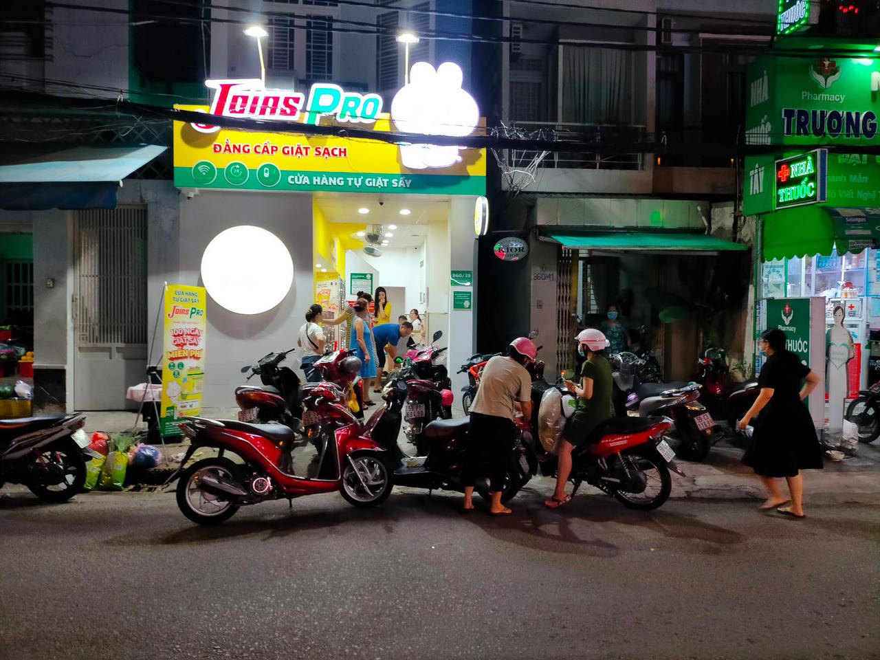 Dịch vụ tự giặt sấy 'hút' khách hàng mùa mưa tại TP HCM