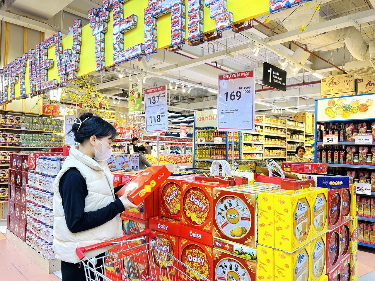 Hàng loạt sản phẩm Tết tại WinMart khuyến mãi 50%