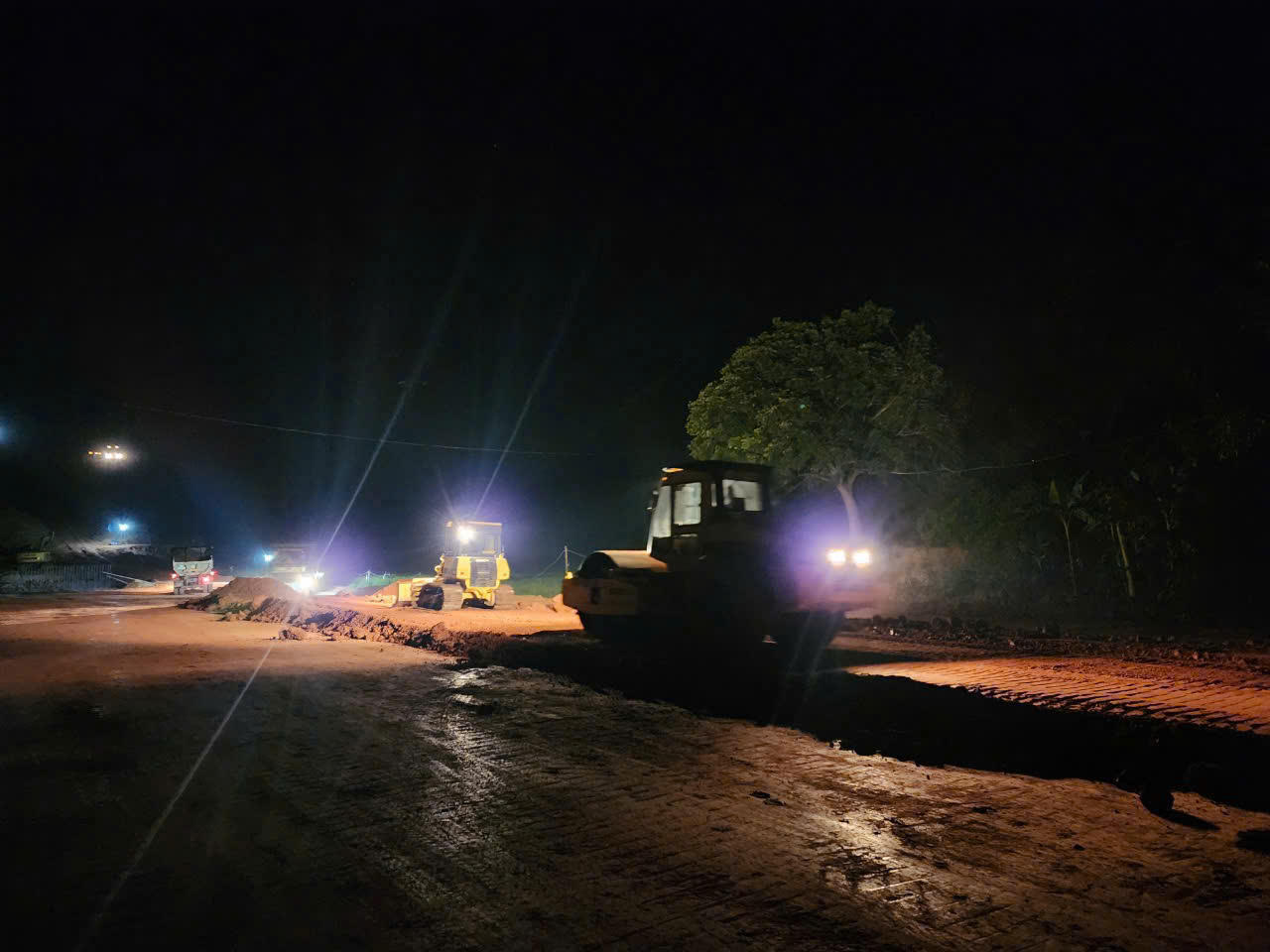 'Làm ngày không đủ, tranh thủ làm đêm' tại Dự án nâng cấp Km18-Km80 Quốc lộ 4B