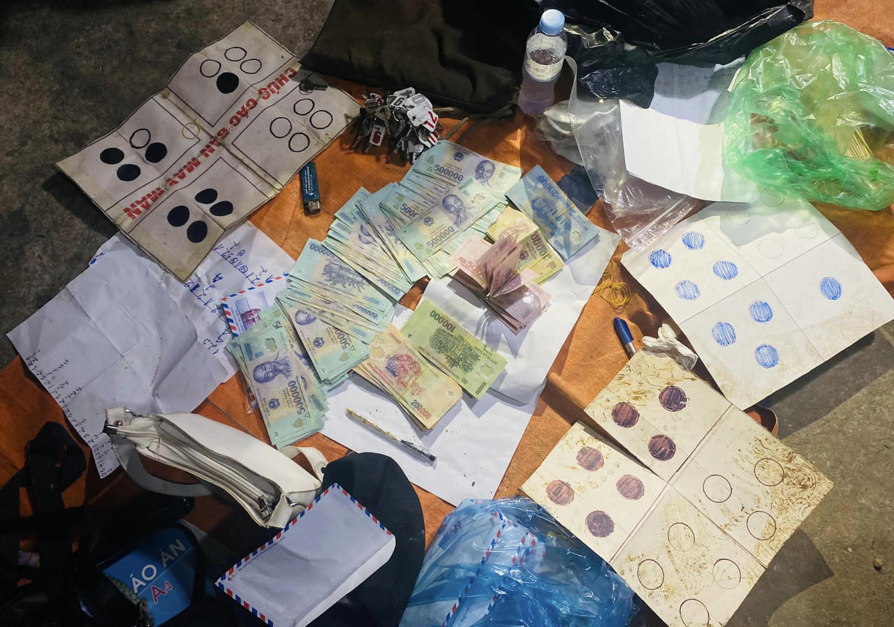 Phá sới bạc dưới đường hầm dài hàng trăm mét