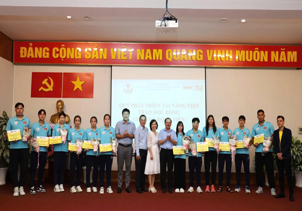 Quỹ Phát triển tài năng Việt trao học bổng cho nhiều vận động viên quốc gia