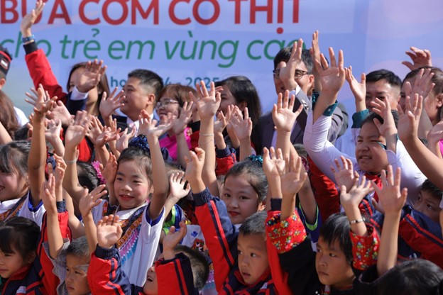 CHIN-SU mang chảo cơm có thịt đặc biệt lên vùng cao “tiếp sức học trò, tiếp lửa thầy cô” nhân dịp 20/11