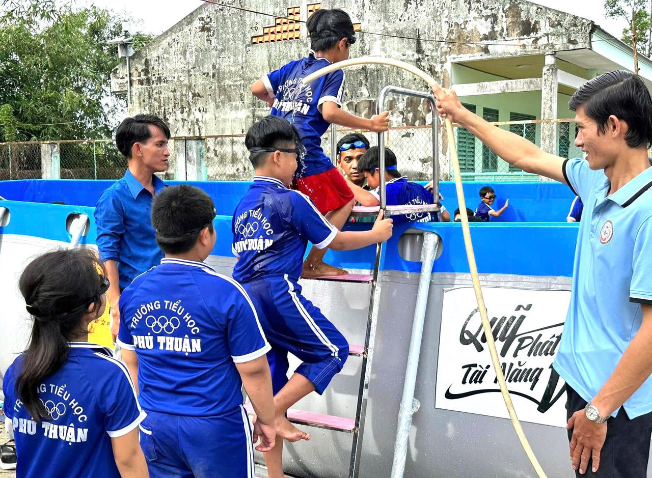 Quỹ Phát triển tài năng Việt trao tặng hồ bơi thứ hai cho trẻ em nghèo