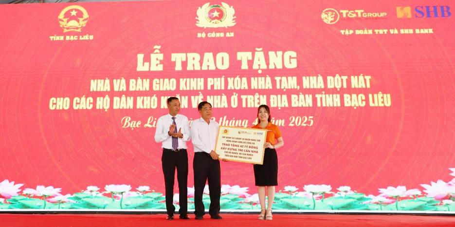 Hai doanh nghiệp thuộc 'hệ sinh thái bầu Hiển' đồng hành cùng Bộ Công an xây dựng 700 căn nhà cho người nghèo tỉnh Bạc Liêu