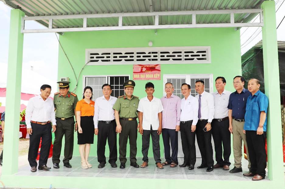 Hai doanh nghiệp thuộc 'hệ sinh thái bầu Hiển' đồng hành cùng Bộ Công an xây dựng 700 căn nhà cho người nghèo tỉnh Bạc Liêu