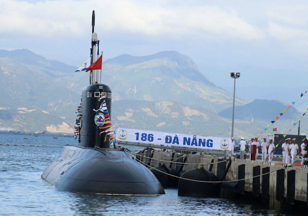 Nhà máy lọc dầu Dung Quất cung cấp xăng dầu cho thiết bị quân sự, góp phần đảm bảo an ninh quốc phòng