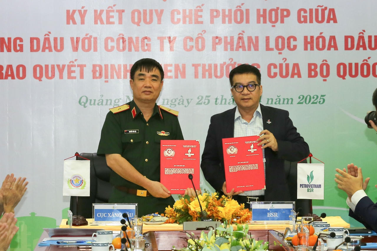 Nhà máy lọc dầu Dung Quất cung cấp xăng dầu cho thiết bị quân sự, góp phần đảm bảo an ninh quốc phòng