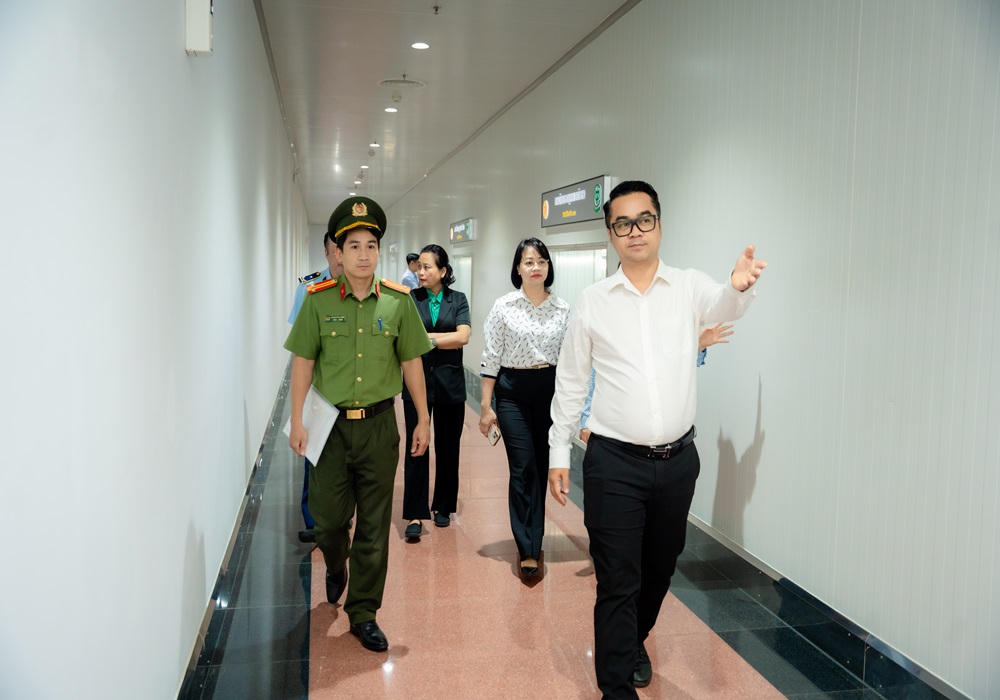 Kiểm tra nhà máy chế biến sản phẩm thịt của công ty C.P tại Hà Nội