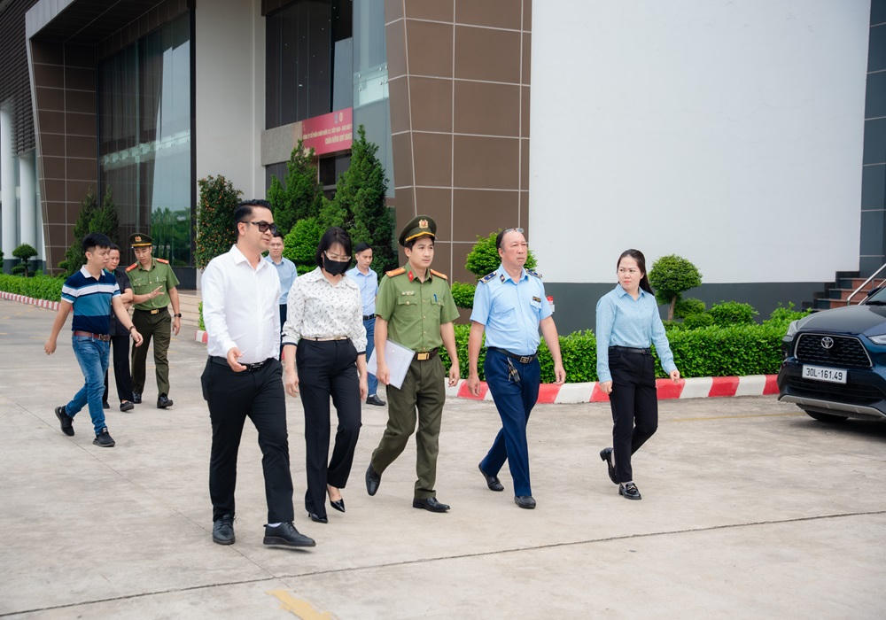 Kiểm tra nhà máy chế biến sản phẩm thịt của công ty C.P tại Hà Nội