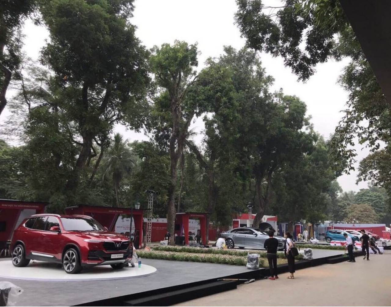 VinFast cho ra dòng sản phẩm VinFast Fadill và xe máy điện thông minh Klara.