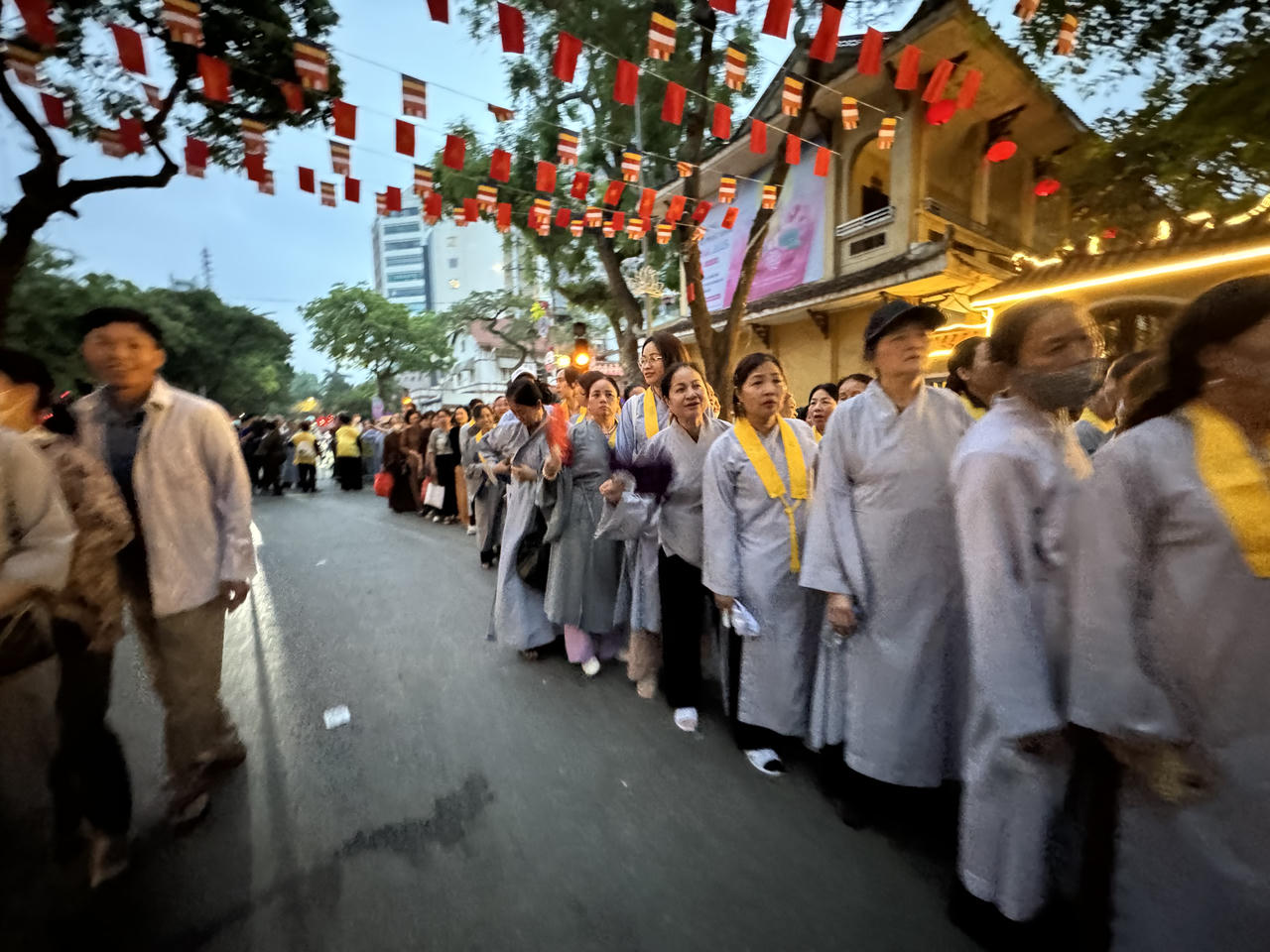 Hà Nội: Hàng vạn người xếp hàng đợi chiêm bái Xá lợi Đức Phật