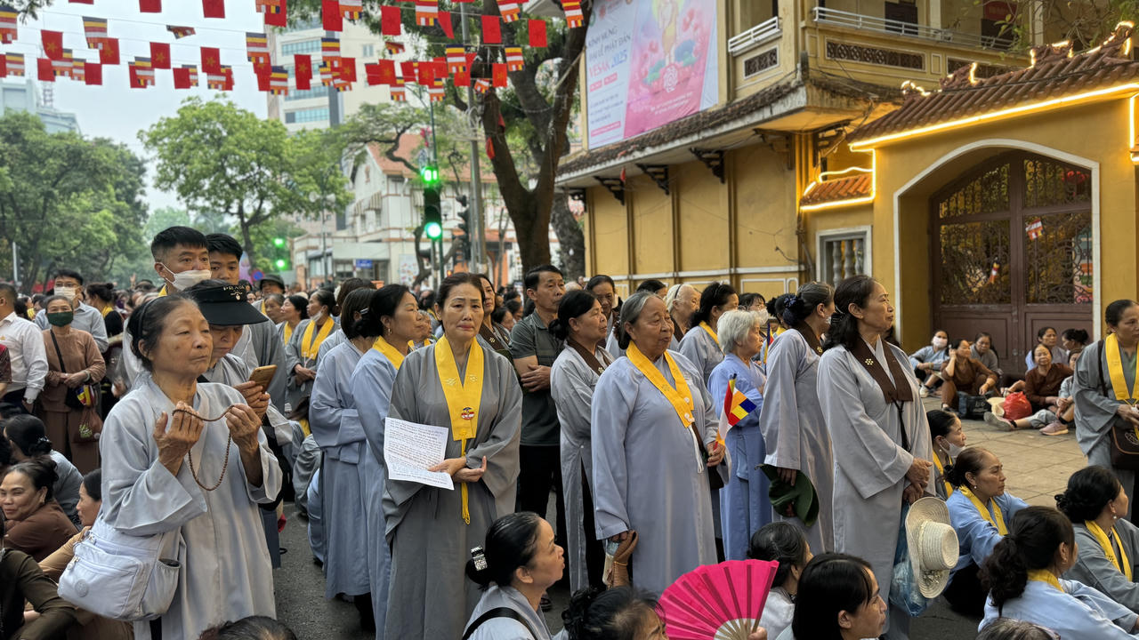 Hà Nội: Hàng vạn người xếp hàng đợi chiêm bái Xá lợi Đức Phật