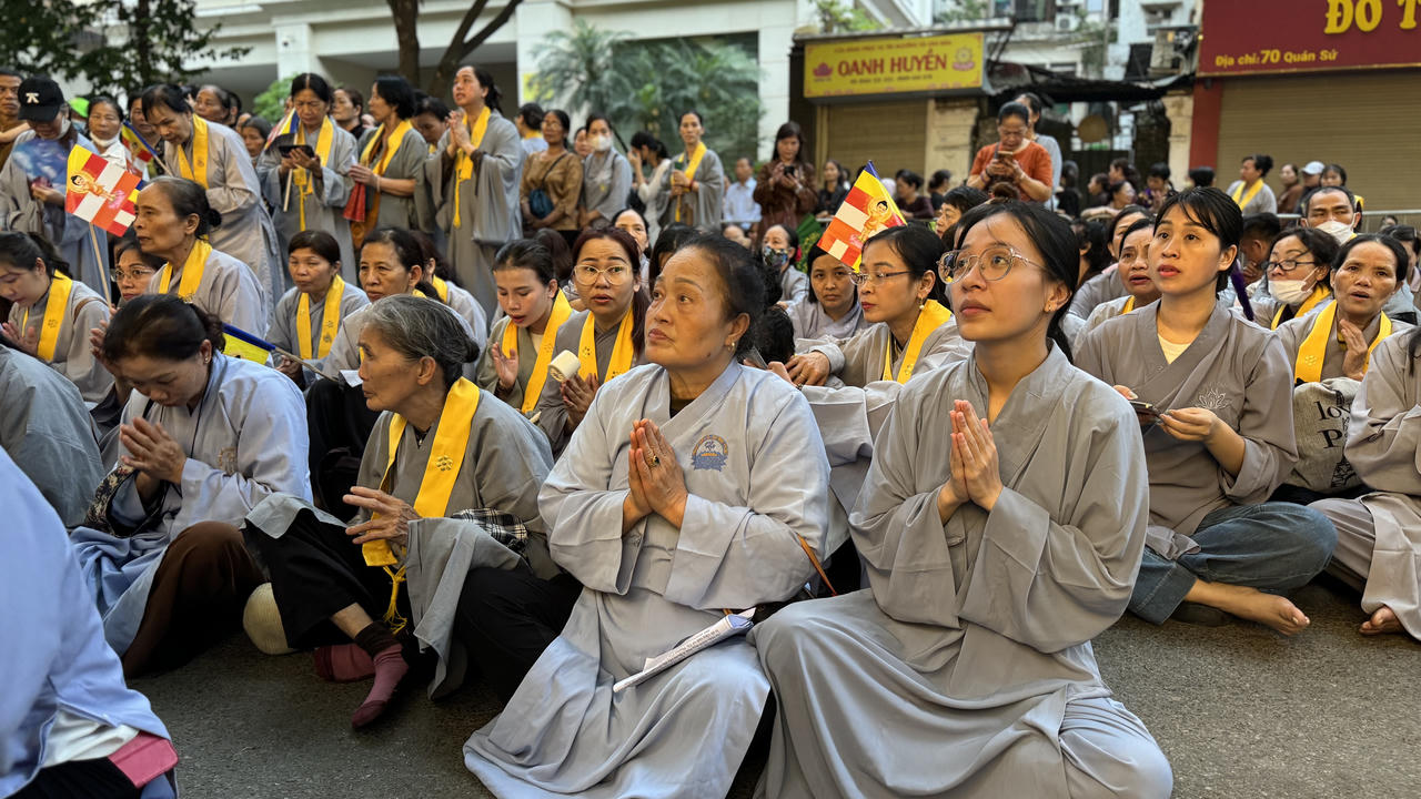 Hà Nội: Hàng vạn người xếp hàng đợi chiêm bái Xá lợi Đức Phật