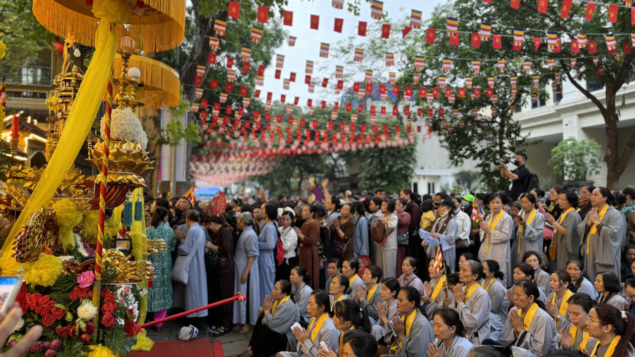 Hà Nội: Hàng vạn người xếp hàng đợi chiêm bái Xá lợi Đức Phật