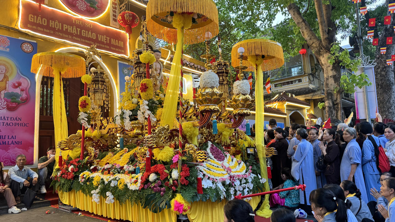 Hà Nội: Hàng vạn người xếp hàng đợi chiêm bái Xá lợi Đức Phật