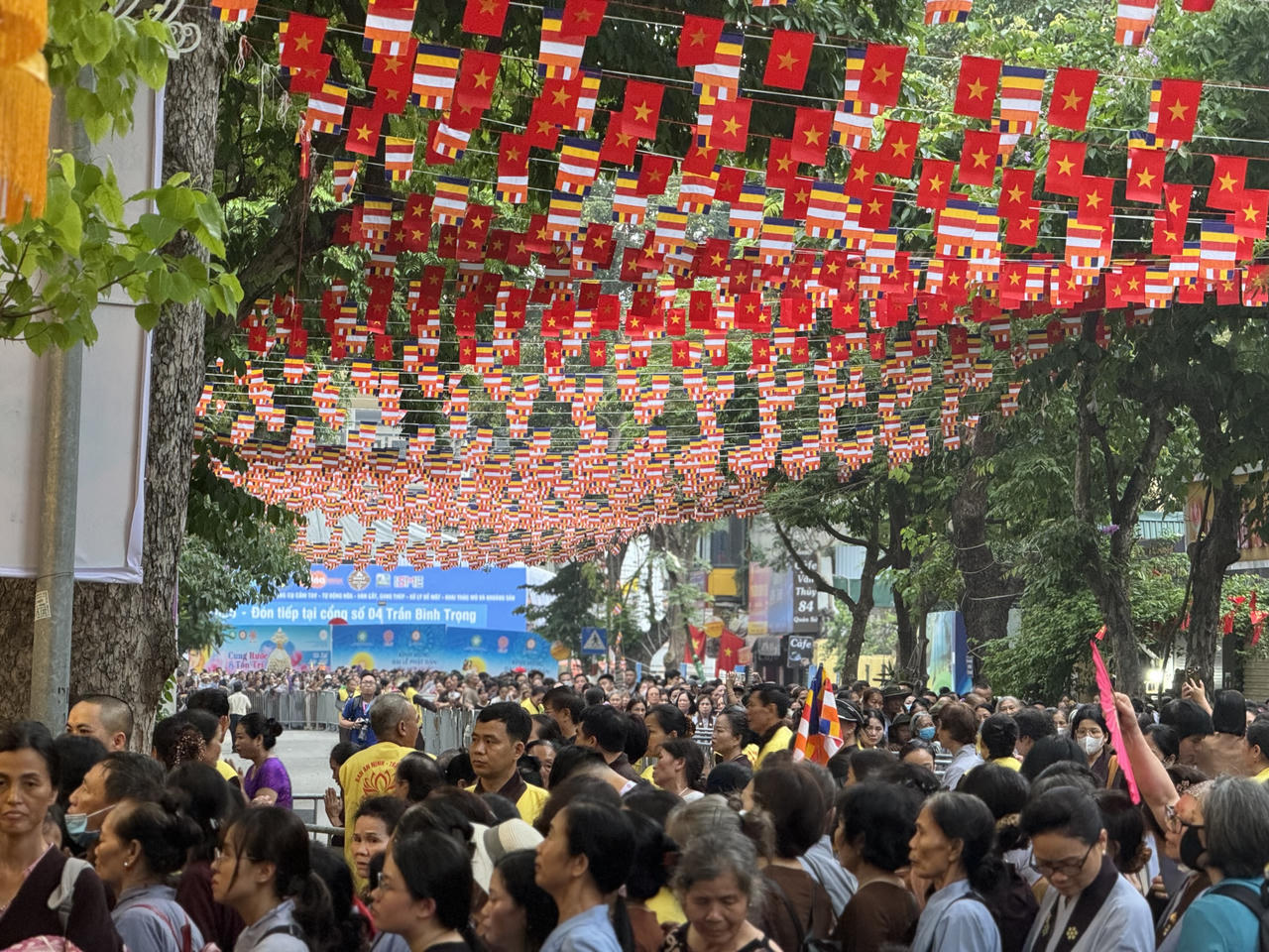 Hà Nội: Hàng vạn người xếp hàng đợi chiêm bái Xá lợi Đức Phật