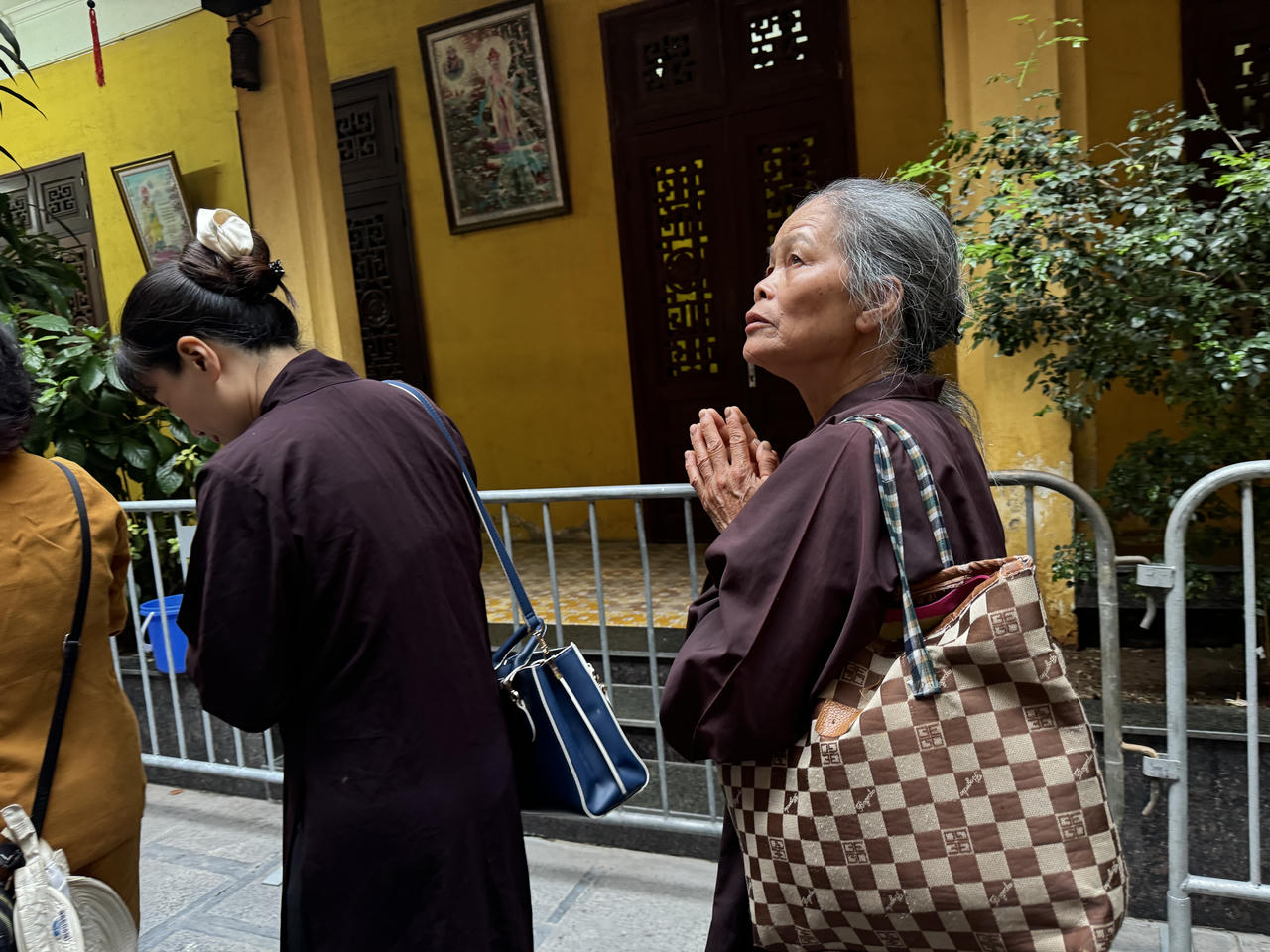 Hà Nội: Hàng vạn người xếp hàng đợi chiêm bái Xá lợi Đức Phật