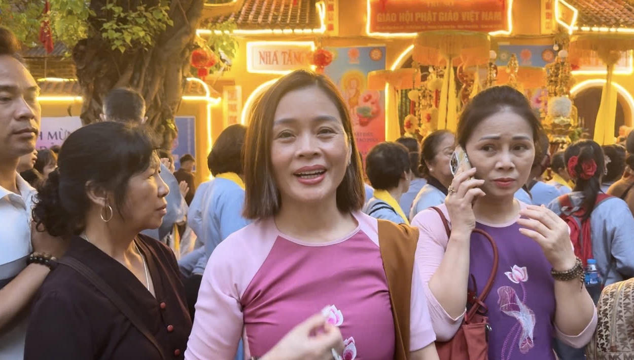 Hà Nội: Hàng vạn người xếp hàng đợi chiêm bái Xá lợi Đức Phật