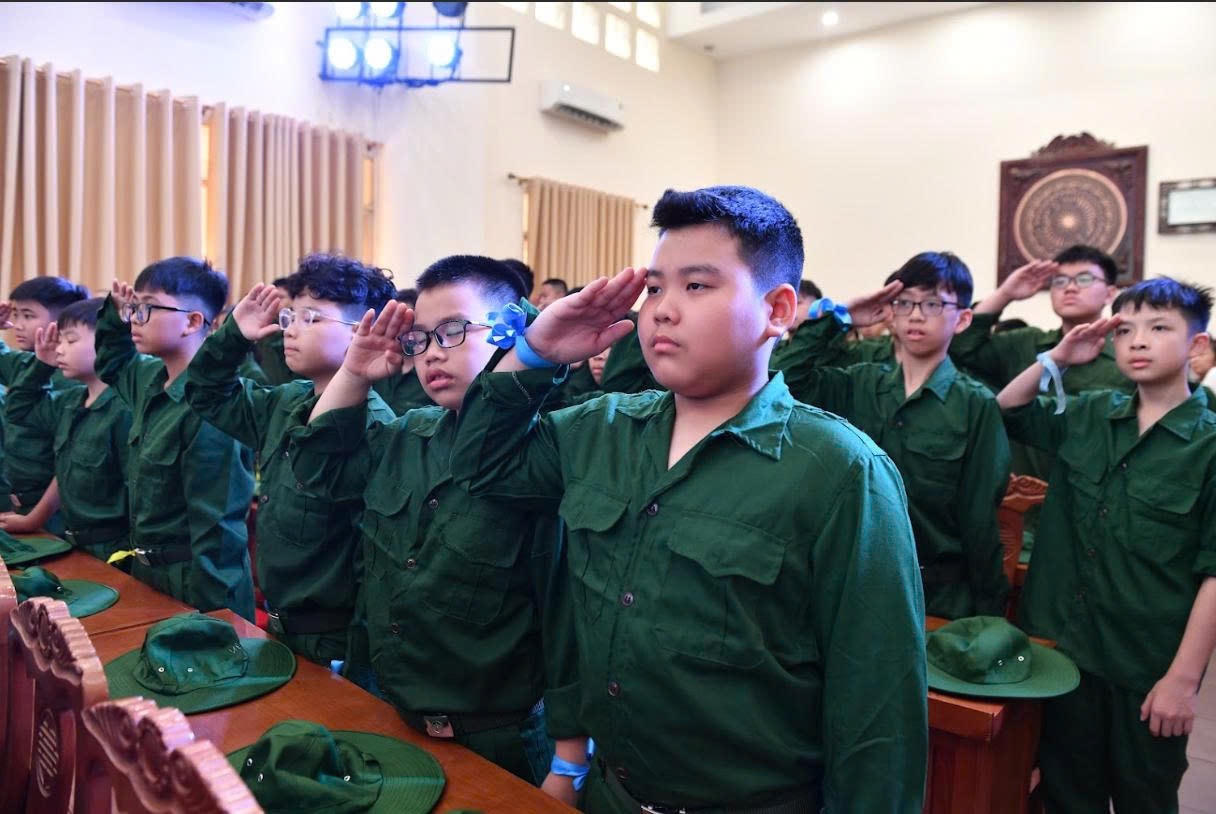 Tạm biệt bố mẹ, con đi bộ đội: 96 chiến sĩ nhí bước vào hành trình kỷ luật “thép”