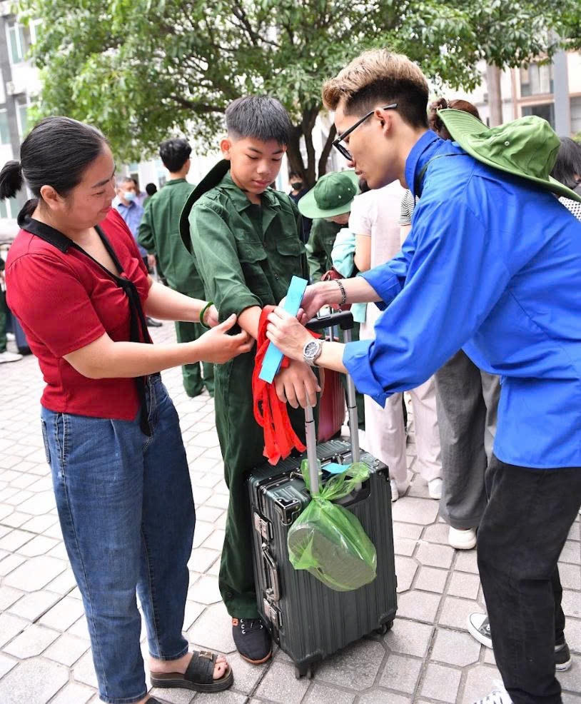 Tạm biệt bố mẹ, con đi bộ đội: 96 chiến sĩ nhí bước vào hành trình kỷ luật “thép”