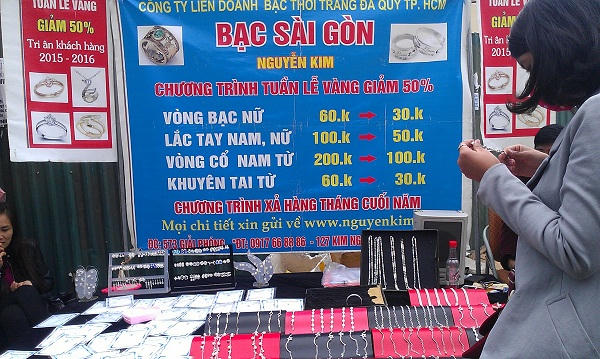 Khách hàng chưa khiếu nại về hành vi bán bạc giả thì chưa bị xử lí?