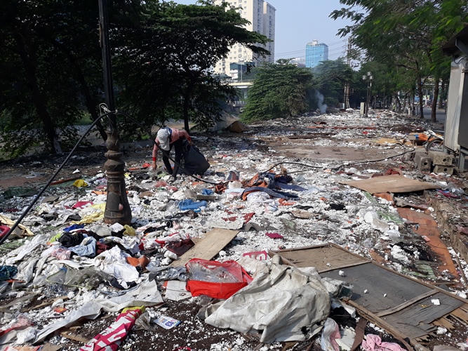 'Khai tử” chợ tạm Ngã Tư Sở: Rác thải vẫn còn ngổn ngang