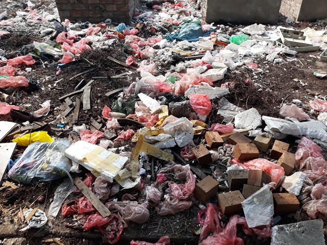 'Khai tử” chợ tạm Ngã Tư Sở: Rác thải vẫn còn ngổn ngang