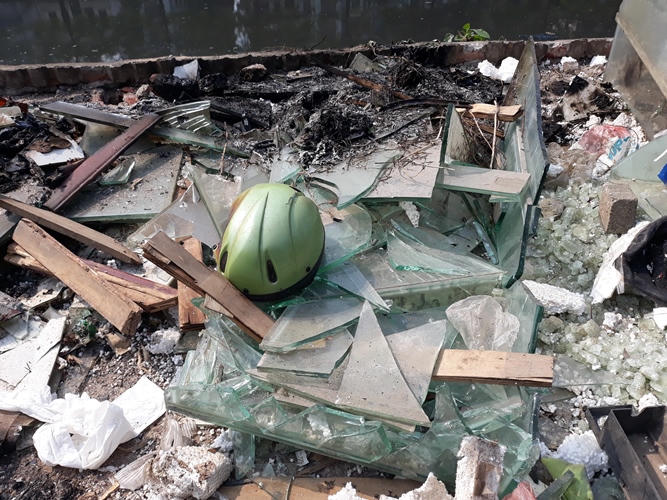 'Khai tử” chợ tạm Ngã Tư Sở: Rác thải vẫn còn ngổn ngang