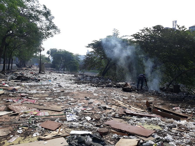 'Khai tử” chợ tạm Ngã Tư Sở: Rác thải vẫn còn ngổn ngang