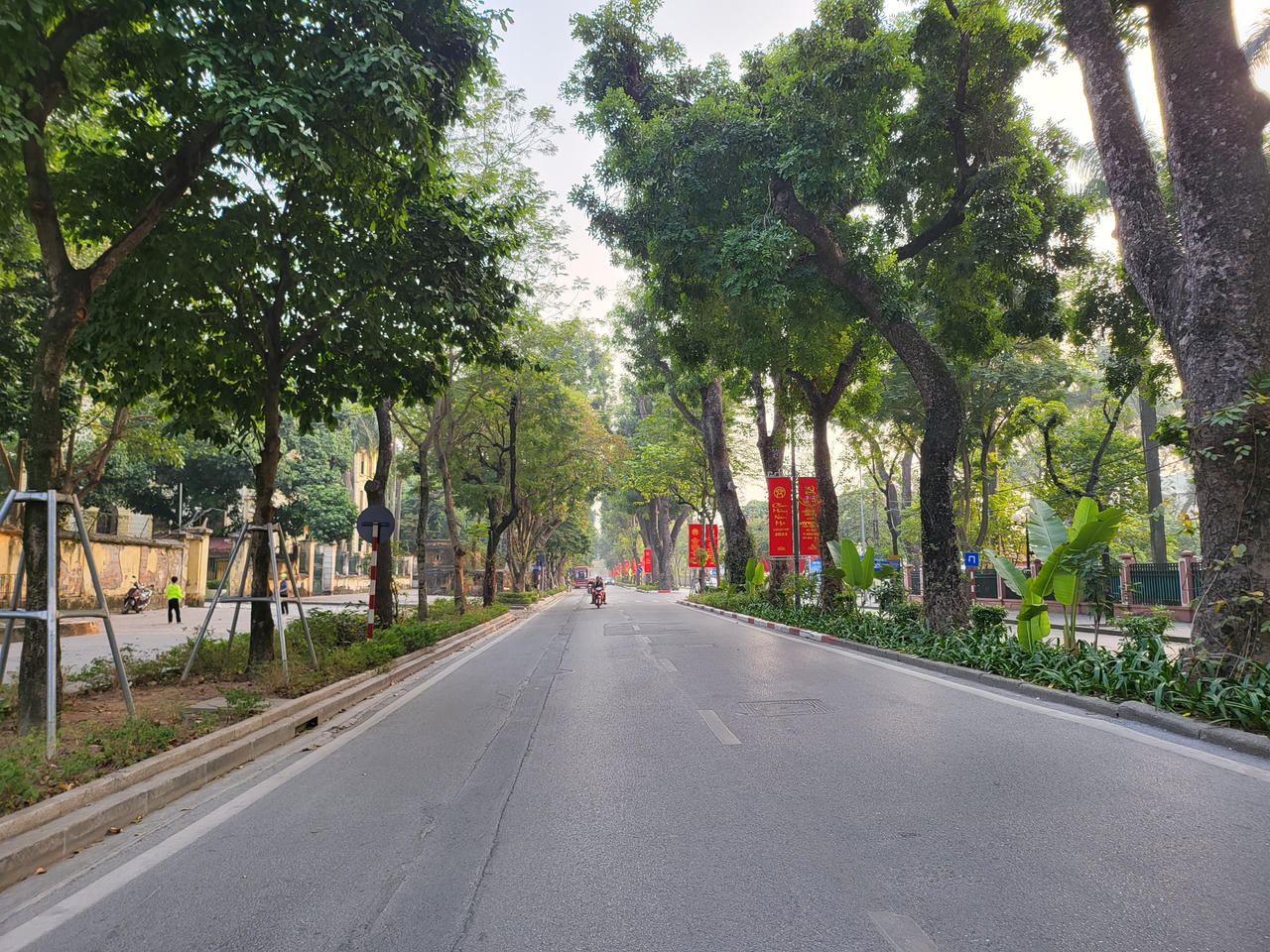 Phố phường Hà Nội vắng lặng chiều ngày 30 Tết