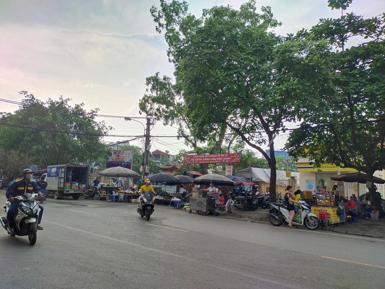 Lấn chiếm vỉa hè, lòng đường: Phường Kiến Hưng (Hà Nội) có đang “ném đá ao bèo”?