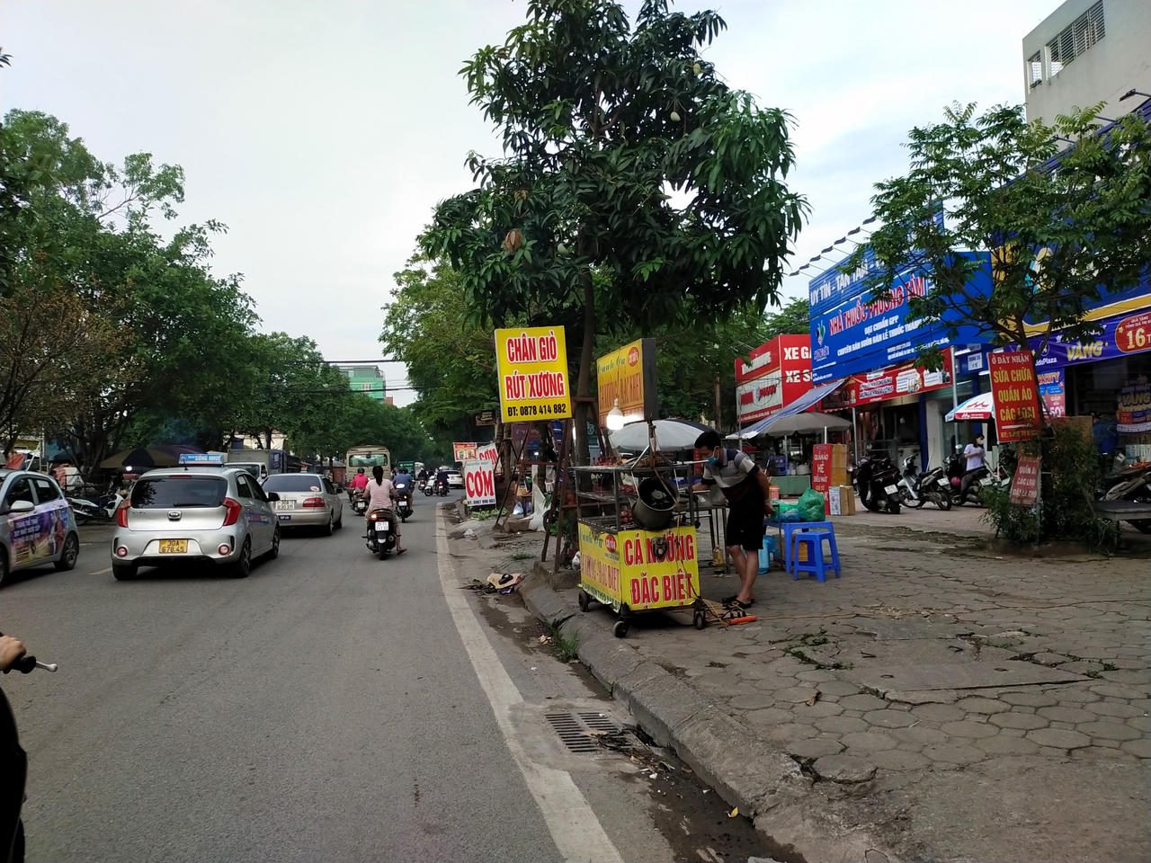 Lấn chiếm vỉa hè, lòng đường: Phường Kiến Hưng (Hà Nội) có đang “ném đá ao bèo”?