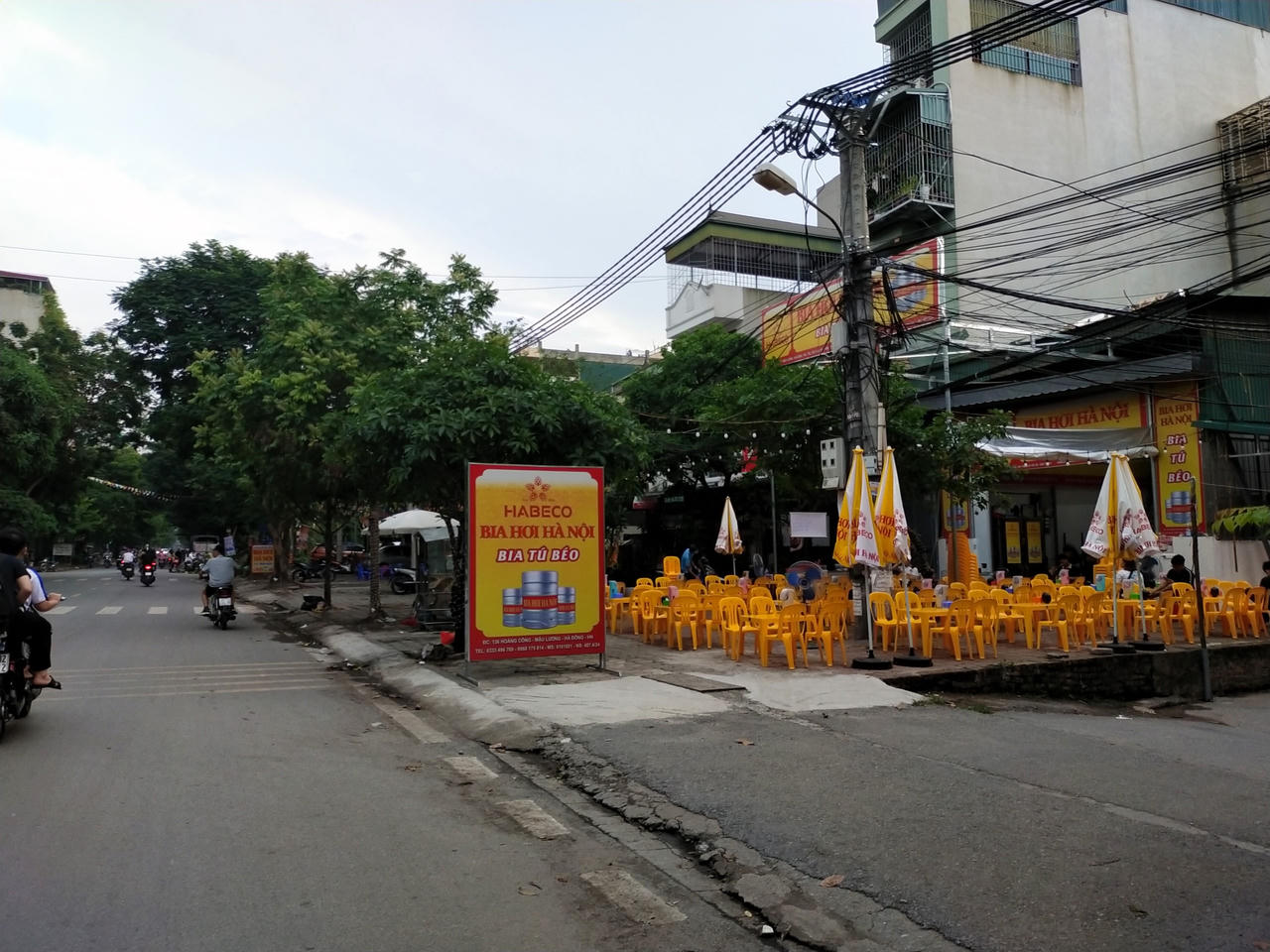 Lấn chiếm vỉa hè, lòng đường: Phường Kiến Hưng (Hà Nội) có đang “ném đá ao bèo”?