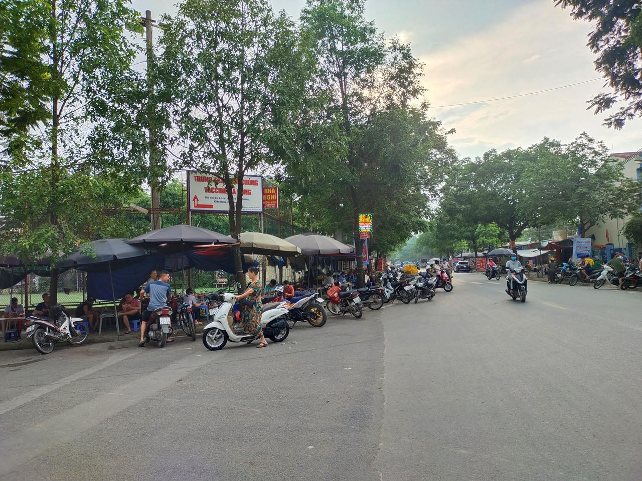 Lấn chiếm vỉa hè, lòng đường: Phường Kiến Hưng (Hà Nội) có đang “ném đá ao bèo”?