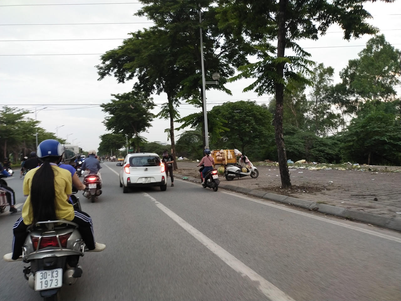 Lấn chiếm vỉa hè, lòng đường: Phường Kiến Hưng (Hà Nội) có đang “ném đá ao bèo”?
