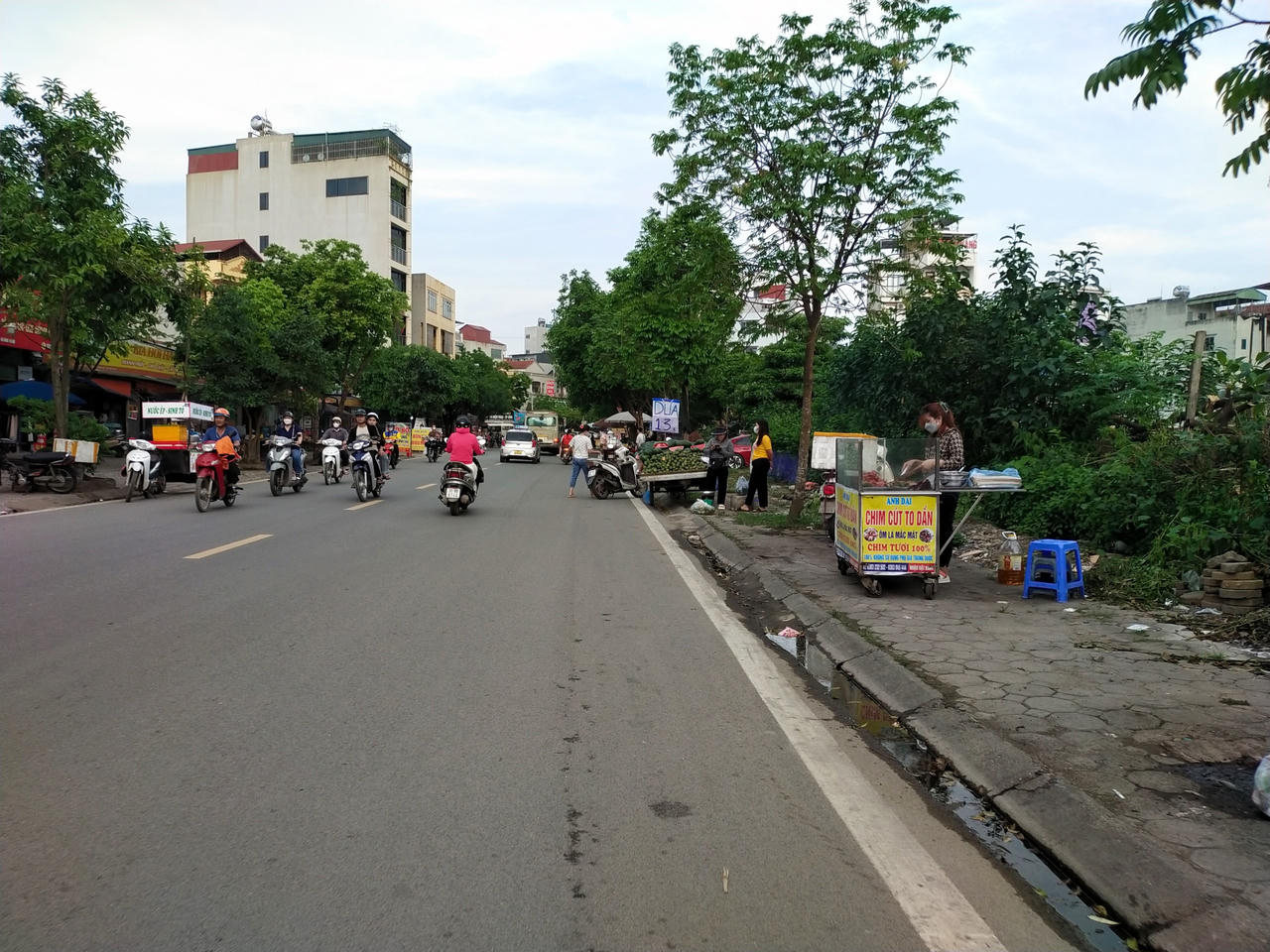 Lấn chiếm vỉa hè, lòng đường: Phường Kiến Hưng (Hà Nội) có đang “ném đá ao bèo”?