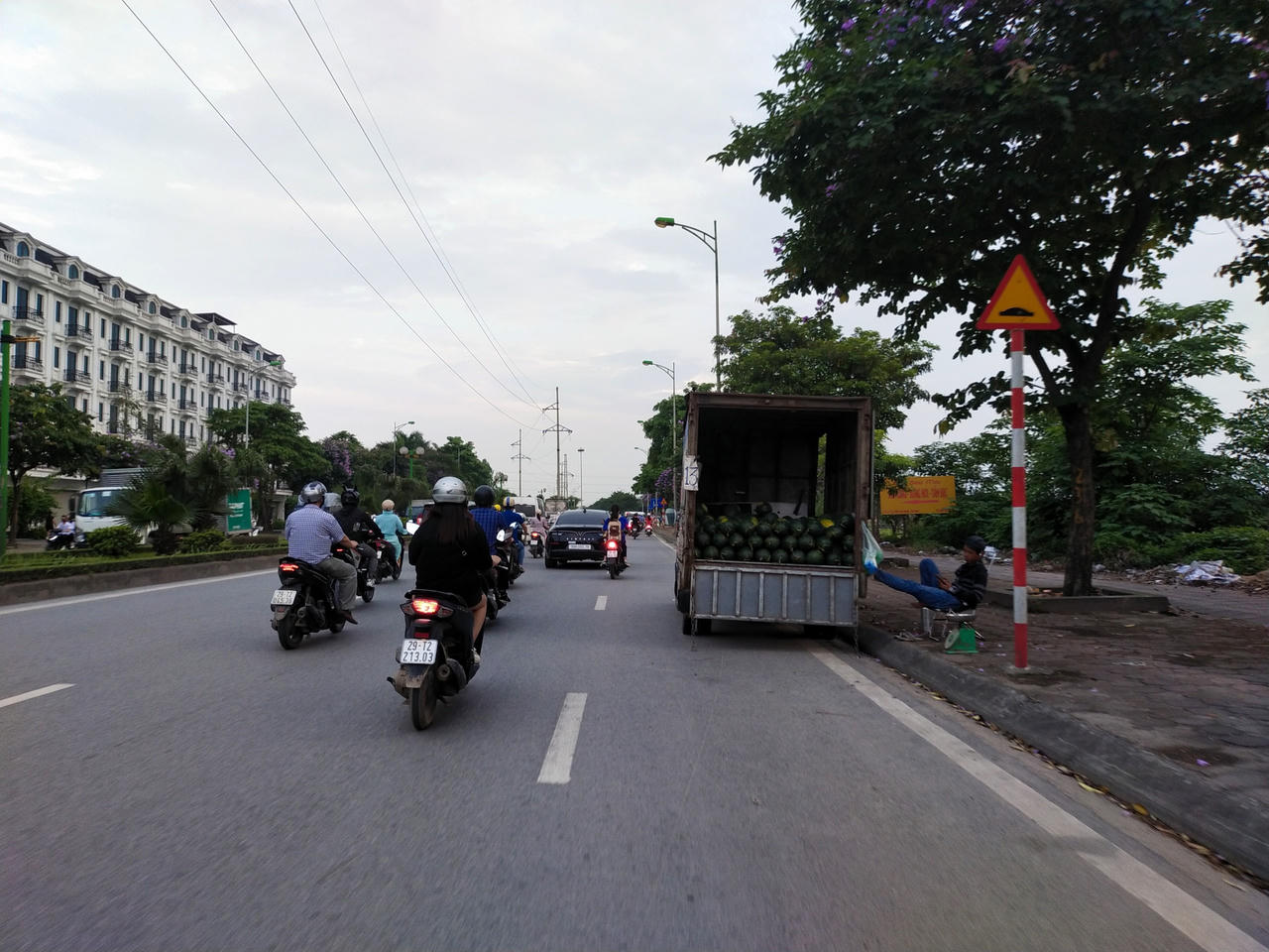 Lấn chiếm vỉa hè, lòng đường: Phường Kiến Hưng (Hà Nội) có đang “ném đá ao bèo”?