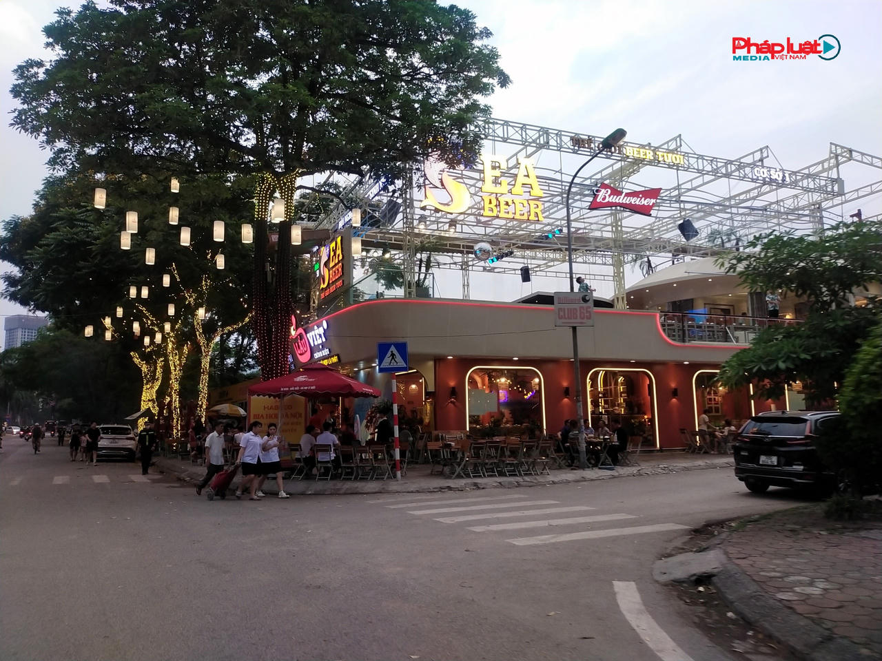 Hà Nội: Vỉa hè, lòng đường bị “bóp nghẹt” tại phường Văn Quán