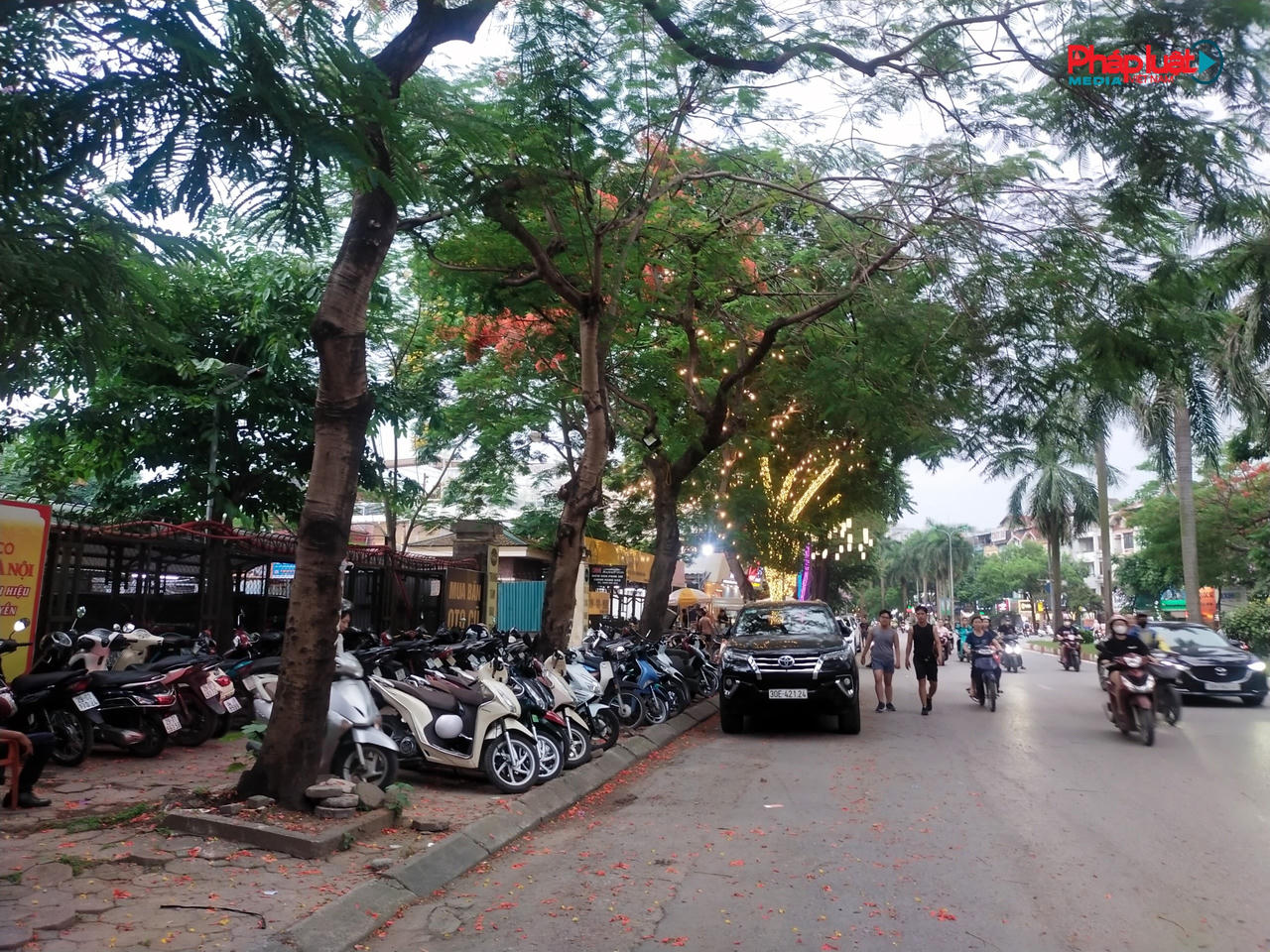 Hà Nội: Vỉa hè, lòng đường bị “bóp nghẹt” tại phường Văn Quán