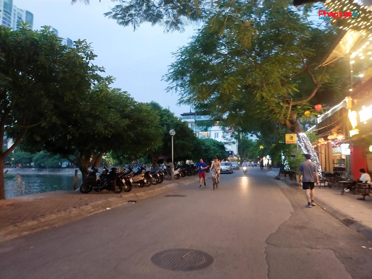 Hà Nội: Vỉa hè, lòng đường bị “bóp nghẹt” tại phường Văn Quán