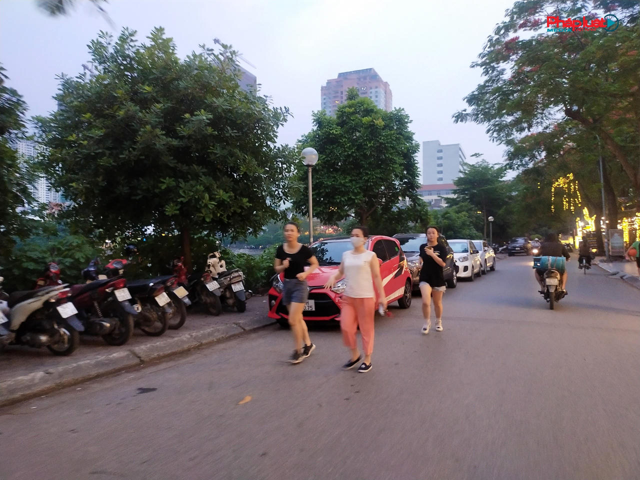 Hà Nội: Vỉa hè, lòng đường bị “bóp nghẹt” tại phường Văn Quán